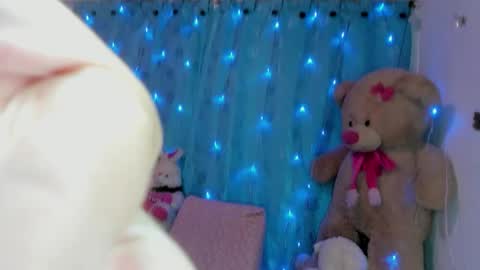 Danna Sofia jeins online show from November 2025 02:50:02 PM