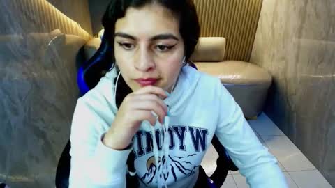 Snapshot of dany_r_ chatting on November 2025 01:32:02 PM Dany online show from November 2025 01:32:02 PM