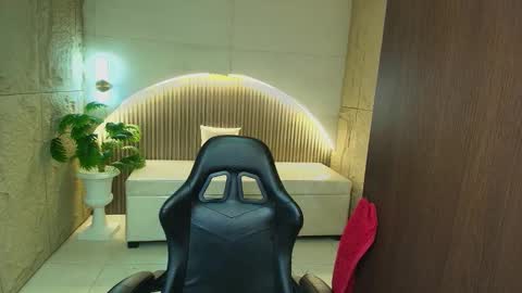 Snapshot of dany_r_ chatting on November 2025 01:24:02 PM Dany online show from November 2025 01:24:02 PM