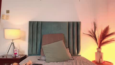 DAPHNE BEAUMONT online show from September 2025 12:32:01 PM