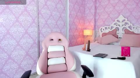 Snapshot of dara_petite_ chatting on November 2025 12:42:02 AM online show from November 2025 12:42:02 AM