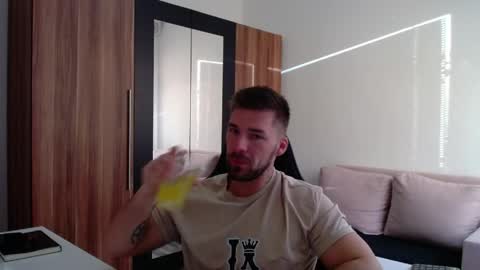 darius_94 online show from April 2026 04:32:01 AM