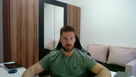 darius_94 online show from May 2026 04:40:01 AM