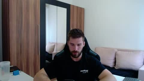 darius_94 online show from June 2026 04:42:02 PM