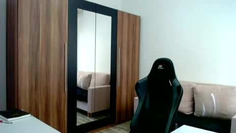 darius_94 online show from June 2026 06:57:01 AM