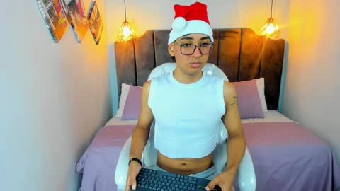 Snapshot of dark_hairy_ chatting on December 2024 01:36:02 PM Andrew online show from December 2024 01:36:02 PM