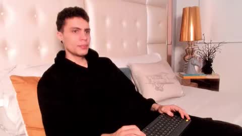 dark_sun333 online show from February 2026 11:10:01 PM