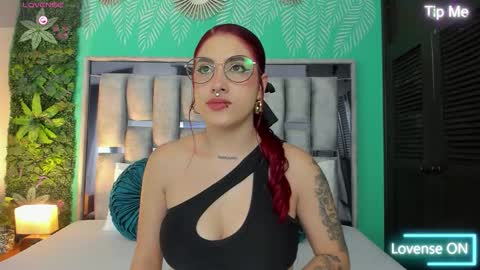 Darlyhooper online show from October 2025 12:15:02 PM