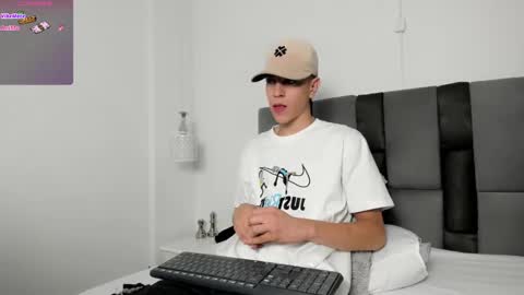 Snapshot of dei_v_48 chatting on March 2025 08:45:02 PM DEIVY online show from March 2025 08:45:02 PM