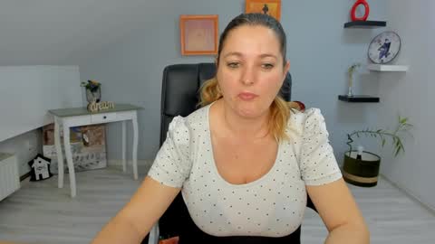 Snapshot of deliciouslolly chatting on December 2024 07:58:02 AM DeliciousLolly online show from December 2024 07:58:02 AM