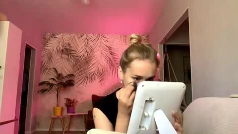 Snapshot of delorisstrzelecki chatting on July 2026 09:34:01 AM I am Lola hello world online show from July 2026 09:34:01 AM