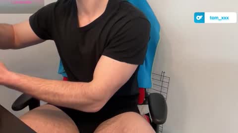 Snapshot of dertom_xxx chatting on April 2026 06:11:02 AM Tom online show from April 2026 06:11:02 AM