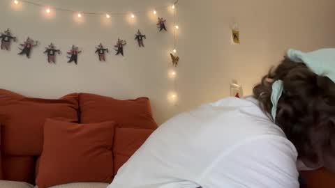 Snapshot of di_n_alex chatting on December 2025 12:01:02 PM Di Alex online show from December 2025 12:01:02 PM