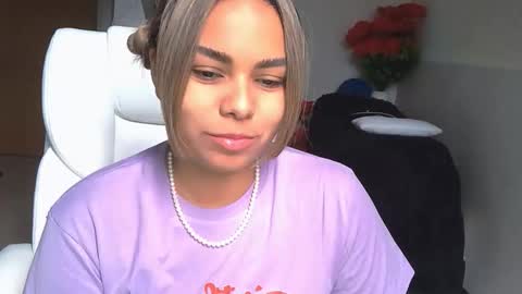 diosadeluniverso_ online show from November 2025 04:40:02 PM