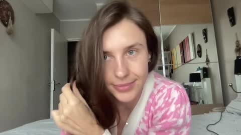 Snapshot of divine_beauty_girl chatting on February 2025 12:37:01 PM Valerie online show from February 2025 12:37:01 PM
