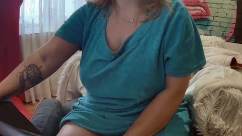 Snapshot of divineblond chatting on December 2024 08:05:02 AM Alexxa online show from December 2024 08:05:02 AM