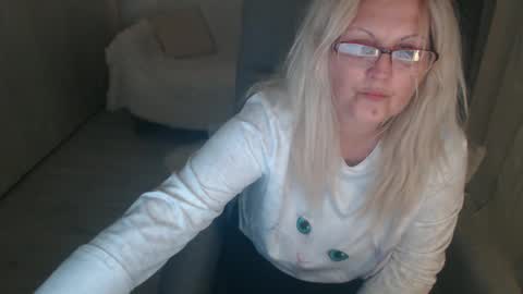 Snapshot of divineblond chatting on April 2026 09:45:01 PM Alexxa online show from April 2026 09:45:01 PM