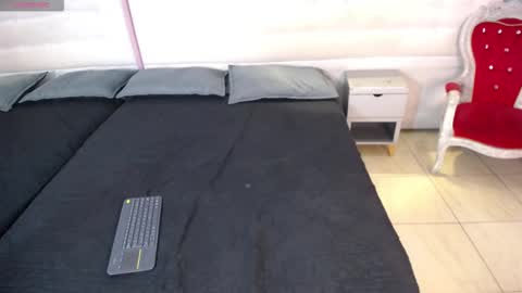 Snapshot of divinelust_ chatting on October 2025 02:07:01 PM DivineLust online show from October 2025 02:07:01 PM