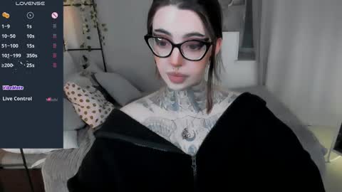 dixipixi_ online show from May 2026 07:36:01 AM