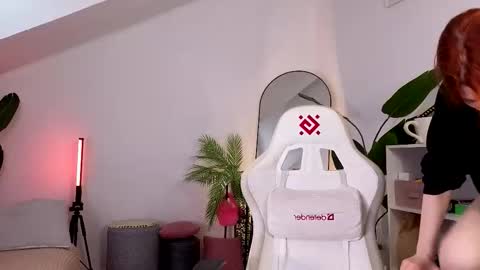 Snapshot of doll_lesli chatting on October 2025 06:12:01 AM Your doll Lesli online show from October 2025 06:12:01 AM