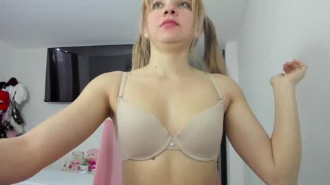 Snapshot of doll_oriana chatting on January 2025 10:12:02 PM doll_oriana online show from January 2025 10:12:02 PM