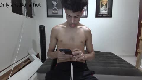 Snapshot of dollarhot30 chatting on March 2025 03:43:02 AM DollarHot30 online show from March 2025 03:43:02 AM