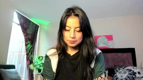 Snapshot of dollhoneycam chatting on December 2025 09:20:01 PM HONEY online show from December 2025 09:20:01 PM