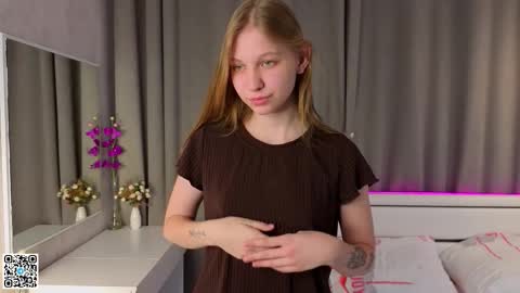 Snapshot of dollyburruss chatting on October 2025 06:39:01 PM Emilia online show from October 2025 06:39:01 PM