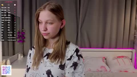 Snapshot of dollyburruss chatting on October 2025 07:15:01 PM Emilia online show from October 2025 07:15:01 PM