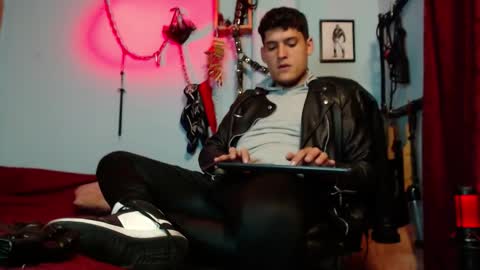 Snapshot of dom2travelers_sm chatting on January 2026 11:28:01 PM Diego Castell online show from January 2026 11:28:01 PM