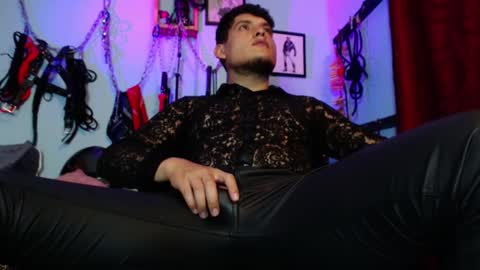 Snapshot of dom2travelers_sm chatting on January 2026 12:14:02 AM Diego Castell online show from January 2026 12:14:02 AM