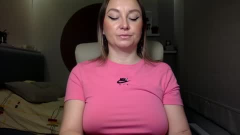 Snapshot of dom_mummy chatting on December 2024 05:51:01 AM DOM MUMMY online show from December 2024 05:51:01 AM