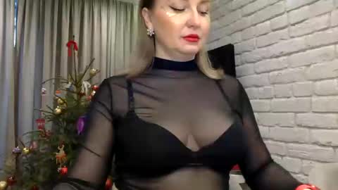 Snapshot of dom_mummy chatting on January 2025 09:37:02 AM DOM MUMMY online show from January 2025 09:37:02 AM