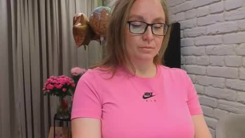 Snapshot of dom_mummy chatting on March 2026 04:07:02 PM DOM MUMMY online show from March 2026 04:07:02 PM