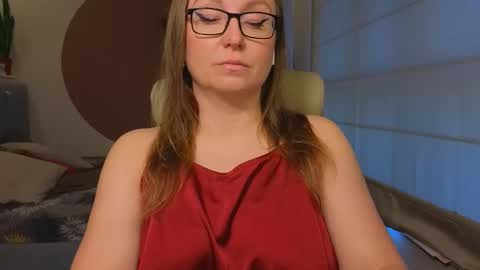 Snapshot of dom_mummy chatting on April 2026 05:41:02 AM DOM MUMMY online show from April 2026 05:41:02 AM