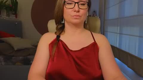 Snapshot of dom_mummy chatting on April 2026 02:15:02 PM DOM MUMMY online show from April 2026 02:15:02 PM