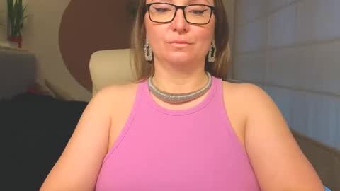 Snapshot of dom_mummy chatting on April 2026 06:44:02 AM DOM MUMMY online show from April 2026 06:44:02 AM