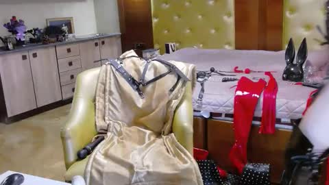 domcaprisse online show from May 2026 11:37:02 AM