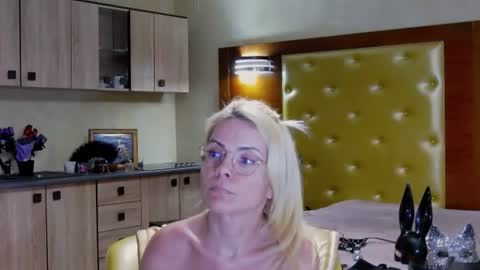 domcaprisse online show from June 2026 12:22:01 PM