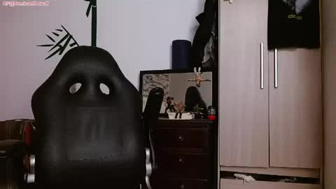 Snapshot of dominantthewolf chatting on April 2026 09:46:01 AM Logan - INDEPENDET MODEL online show from April 2026 09:46:01 AM