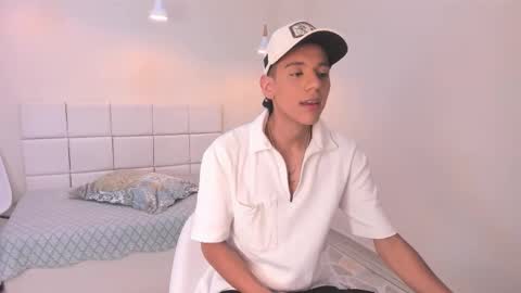 Snapshot of dominicjonnes chatting on February 2026 07:33:02 PM dominicjonnes online show from February 2026 07:33:02 PM