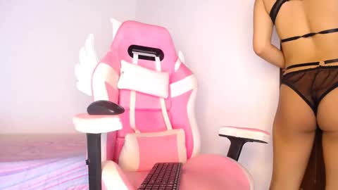 Snapshot of dominika_angel chatting on October 2025 01:06:01 AM online show from October 2025 01:06:01 AM