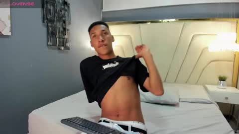 Domminick18 online show from October 2025 08:48:01 PM