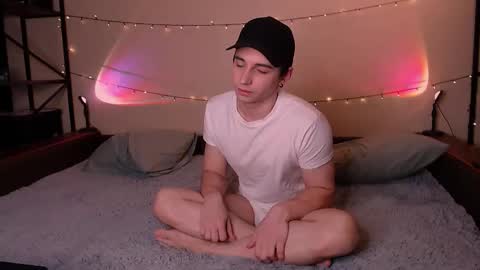 Snapshot of dontknowloool chatting on October 2025 08:18:01 PM EliotKenny online show from October 2025 08:18:01 PM