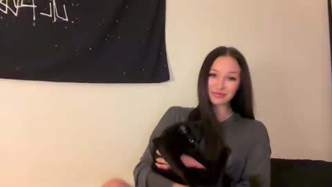 MOLLYYYY dont forget to give me a thumb up online show from October 2025 01:07:01 PM