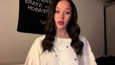 Snapshot of doublesees chatting on November 2025 11:58:01 AM MOLLYYYY dont forget to give me a thumb up online show from November 2025 11:58:01 AM