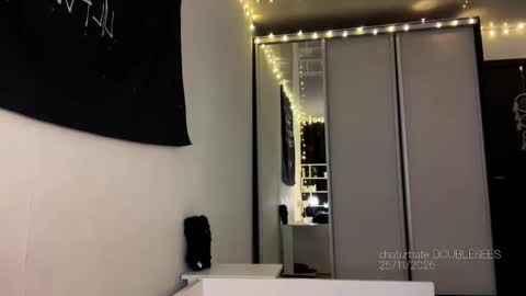 Snapshot of doublesees chatting on November 2025 09:31:01 AM MOLLYYYY dont forget to give me a thumb up online show from November 2025 09:31:01 AM