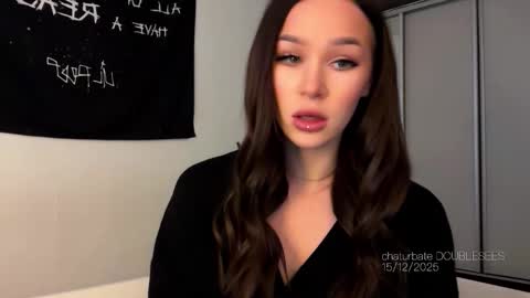 Snapshot of doublesees chatting on December 2025 06:06:01 AM MOLLYYYY dont forget to give me a thumb up online show from December 2025 06:06:01 AM