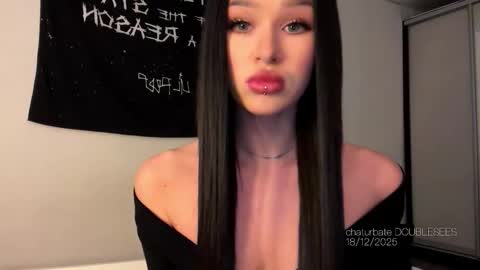 Snapshot of doublesees chatting on December 2025 08:53:02 AM MOLLYYYY dont forget to give me a thumb up online show from December 2025 08:53:02 AM