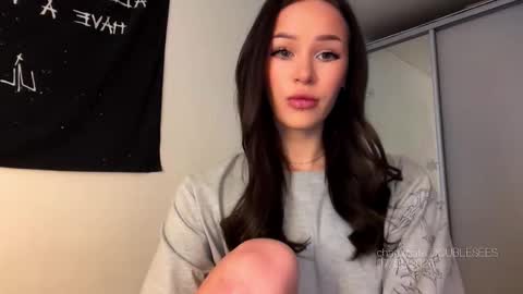 Snapshot of doublesees chatting on January 2026 04:26:01 AM MOLLYYYY dont forget to give me a thumb up online show from January 2026 04:26:01 AM